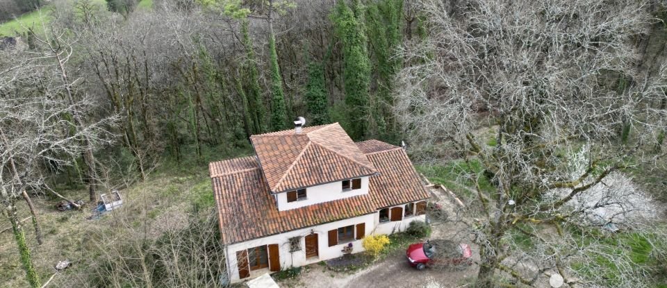 Traditional house 6 rooms of 120 m² in Sarlat-la-Canéda (24200)