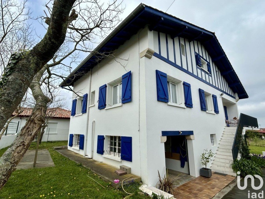 Maison 7 pièces de 165 m² à Urcuit (64990)