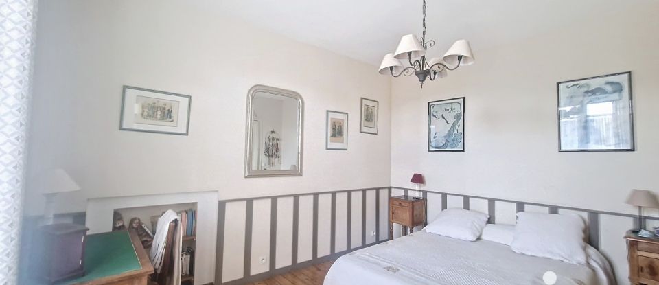 House 5 rooms of 146 m² in La Rochelle (17000)