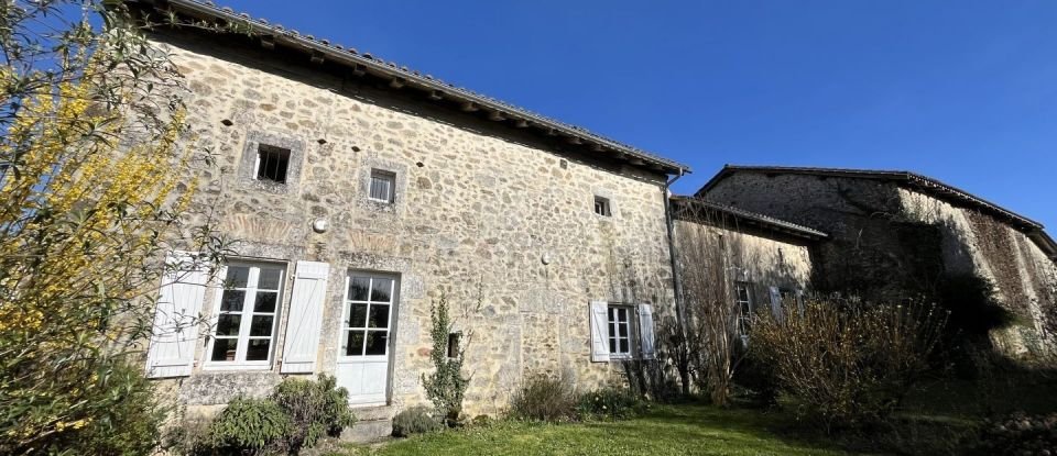 Maison 7 pièces de 233 m² à Sauvagnac (16310)