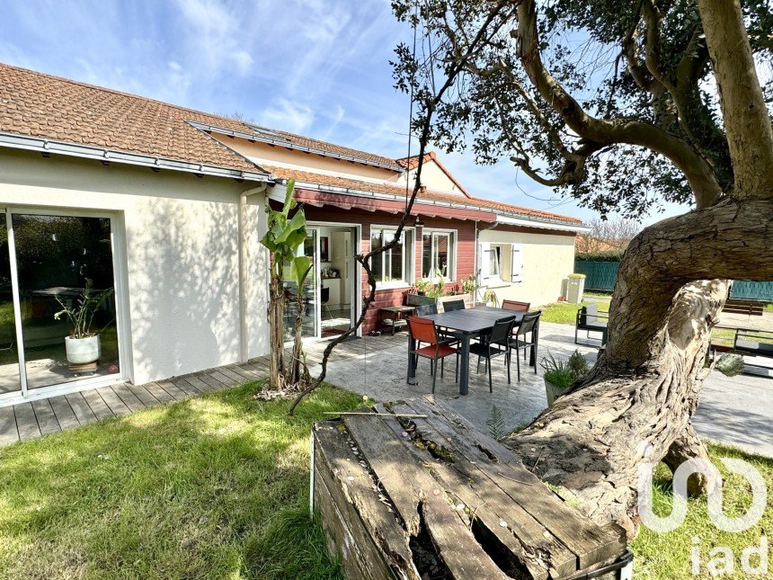 Traditional house 6 rooms of 158 m² in Rezé (44400)