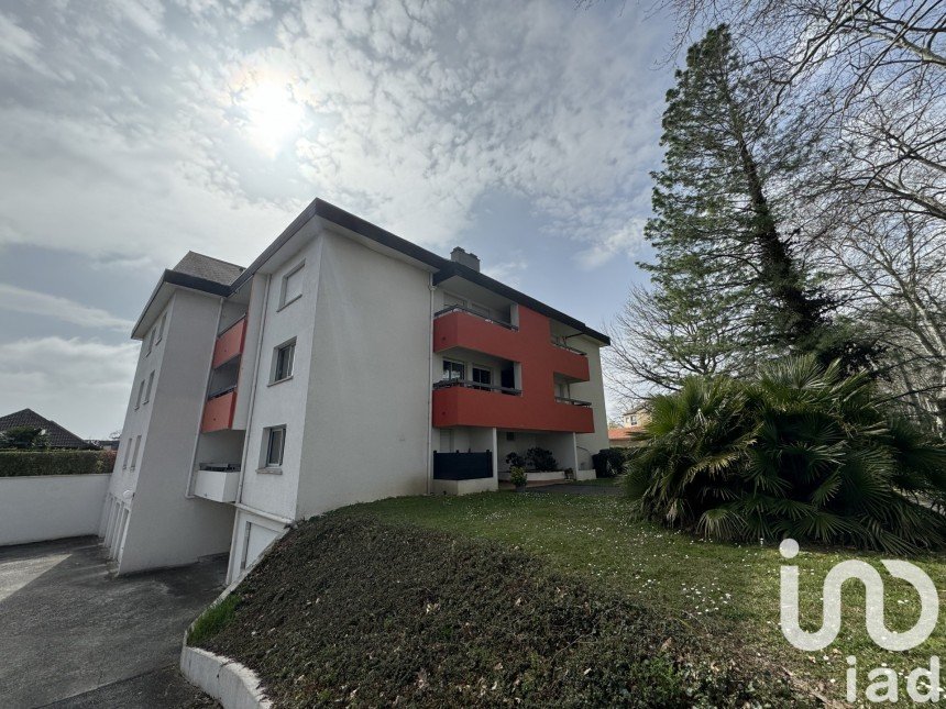 Apartment 4 rooms of 90 m² in Pau (64000)