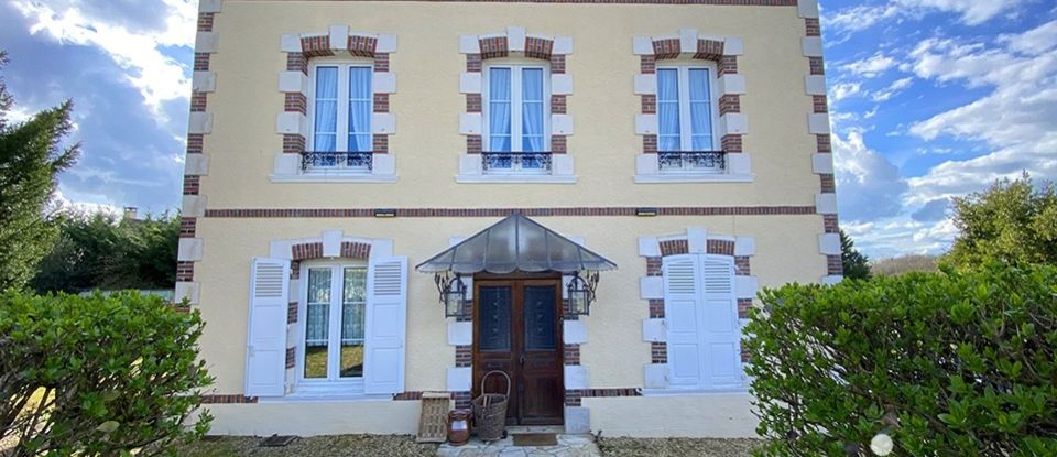 Mansion 6 rooms of 240 m² in Saint-Sauveur-en-Puisaye (89520)