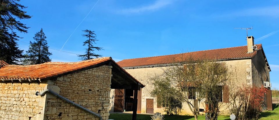 Country house 3 rooms of 124 m² in Beaulieu-sur-Sonnette (16450)