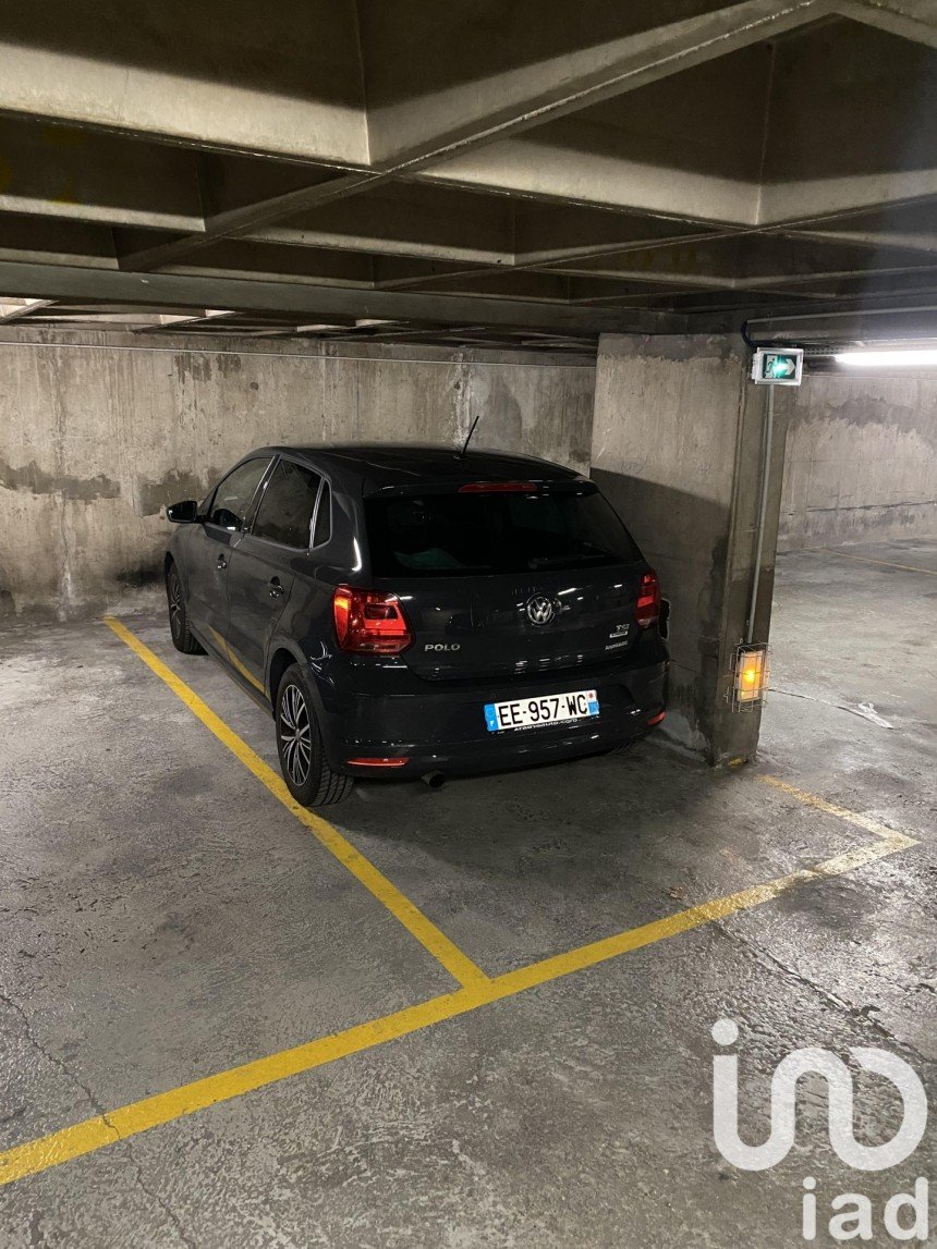 Parking of 10 m² in Paris (75015)