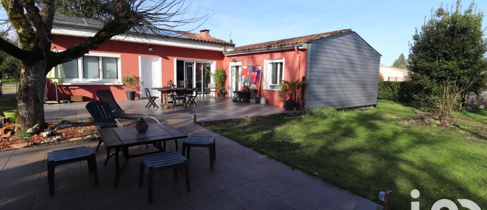 Traditional house 6 rooms of 97 m² in Montguyon (17270)