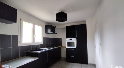 House 4 rooms of 90 m² in Val-de-Reuil (27100)