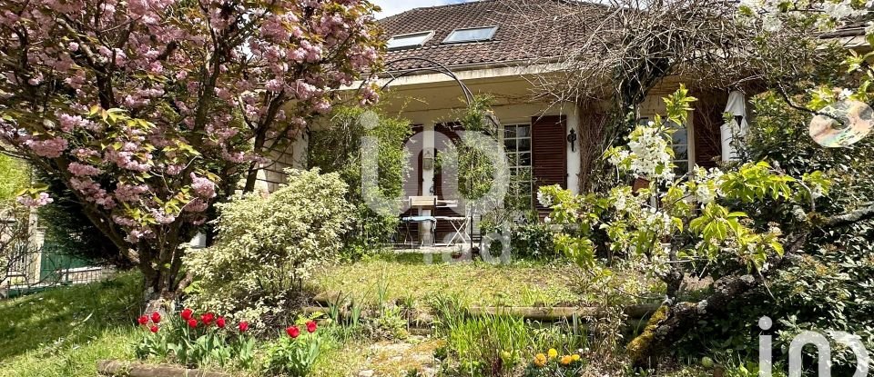 Maison traditionnelle 10 pièces de 220 m² à Orsay (91400)