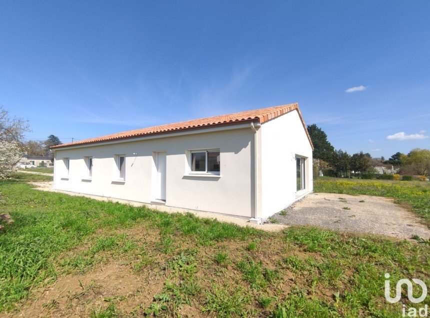 House 6 rooms of 130 m² in Montamisé (86360)