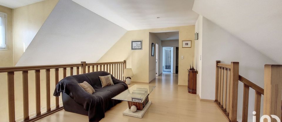 House 6 rooms of 178 m² in Venise (25870)