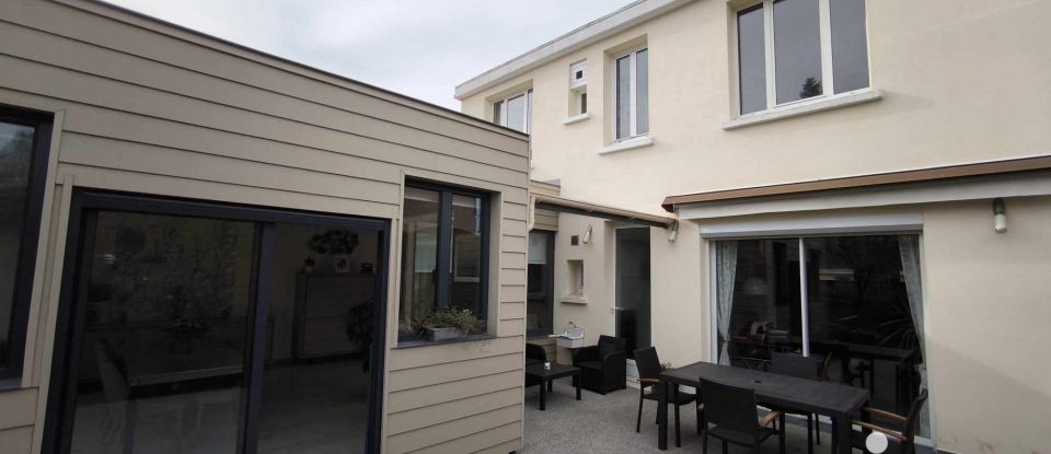 House 8 rooms of 215 m² in Saint-Saulve (59880)