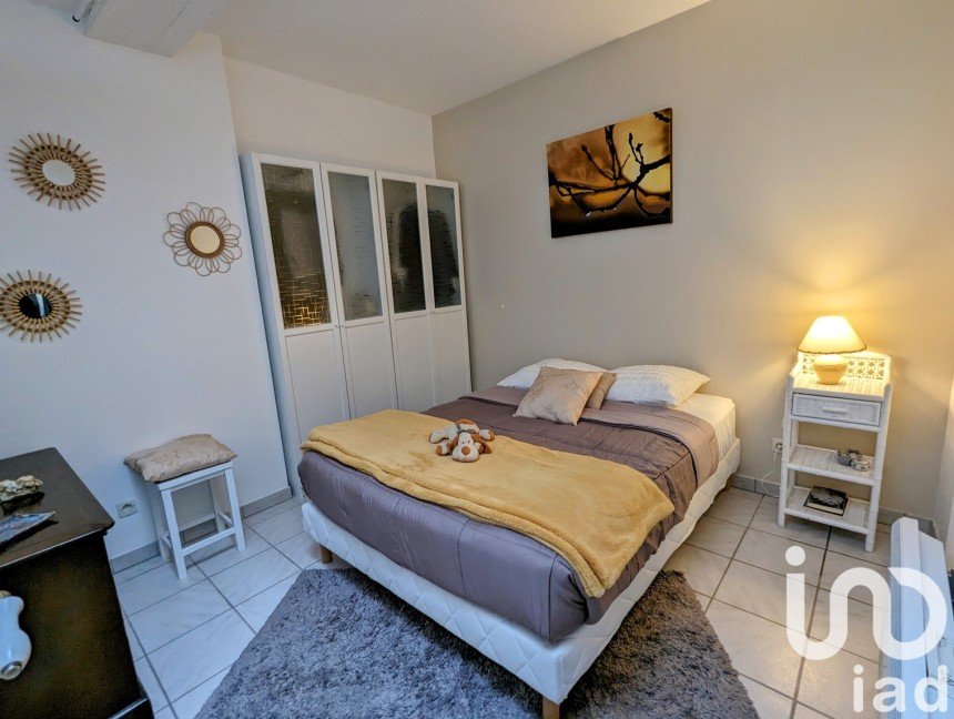 House 4 rooms of 109 m² in Montpon-Ménestérol (24700)