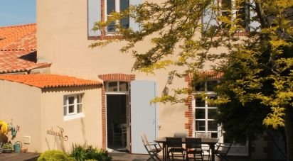 Maison 8 pièces de 220 m² à Essarts en Bocage (85140)