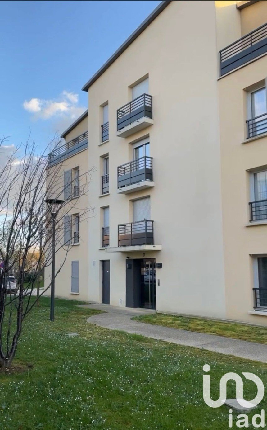 Apartment 3 rooms of 60 m² in Savigny-le-Temple (77176)