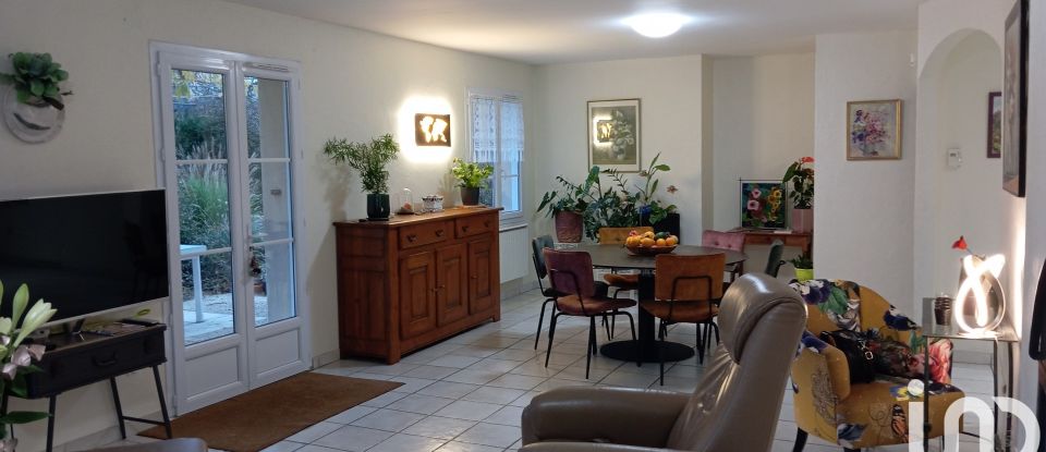 Pavilion 6 rooms of 172 m² in Coulon (79510)