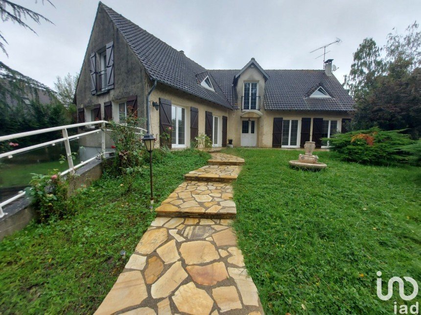 Maison 8 pièces de 260 m² à Saint-Sauveur-sur-École (77930)
