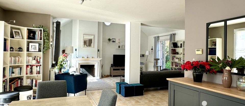Maison traditionnelle 7 pièces de 193 m² à Magny-le-Hongre (77700)