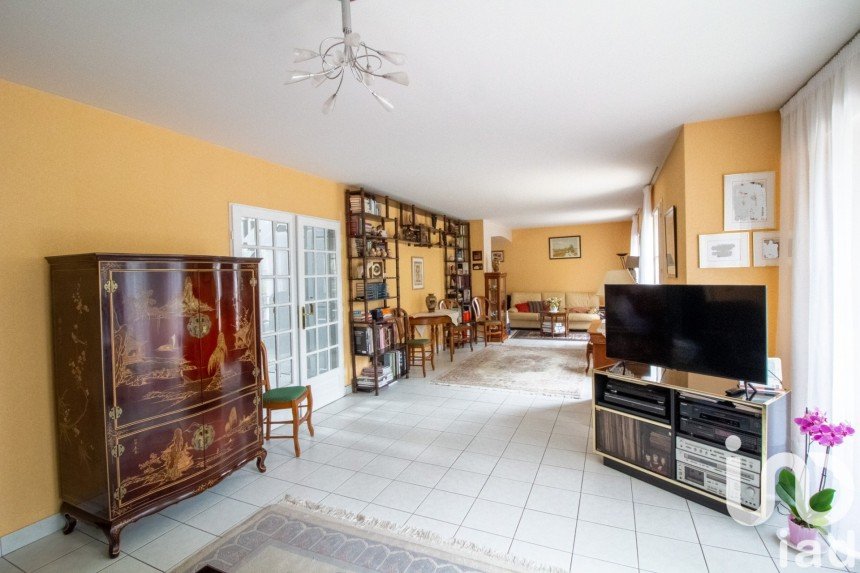 Traditional house 7 rooms of 170 m² in Chaville (92370)