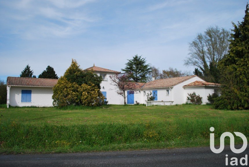 Maison traditionnelle 12 pièces de 269 m² à Pineuilh (33220)
