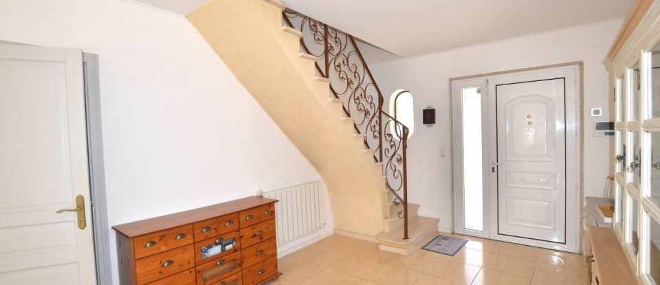 House 8 rooms of 230 m² in Marguerittes (30320)