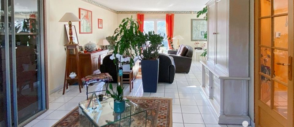 House 8 rooms of 240 m² in Champs-sur-Marne (77420)