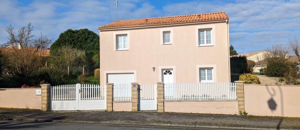 House 4 rooms of 88 m² in Pons (17800)
