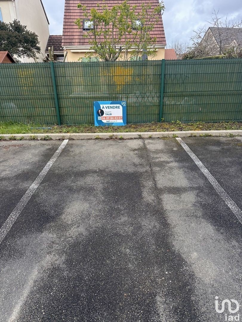 Parking of 12 m² in Trappes (78190)