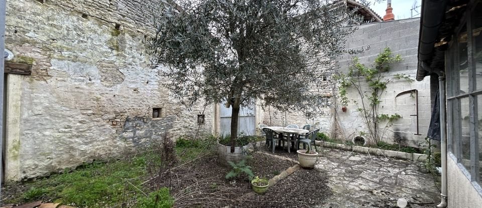 Maison de village 4 pièces de 115 m² à Sigogne (16200)