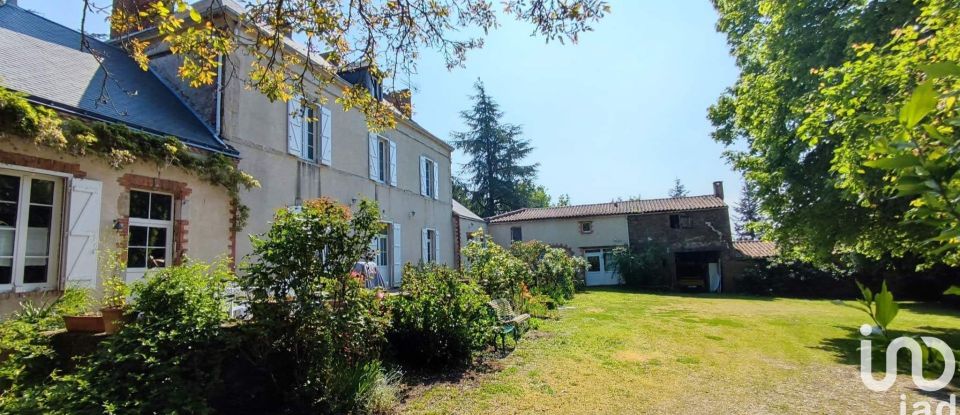 Maison 12 pièces de 350 m² à Saint-Fulgent (85250)