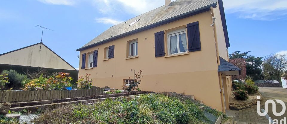 House 6 rooms of 110 m² in Ducey-Les Chéris (50220)