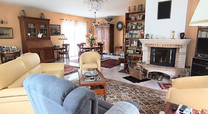 Traditional house 7 rooms of 194 m² in Saintes (17100)