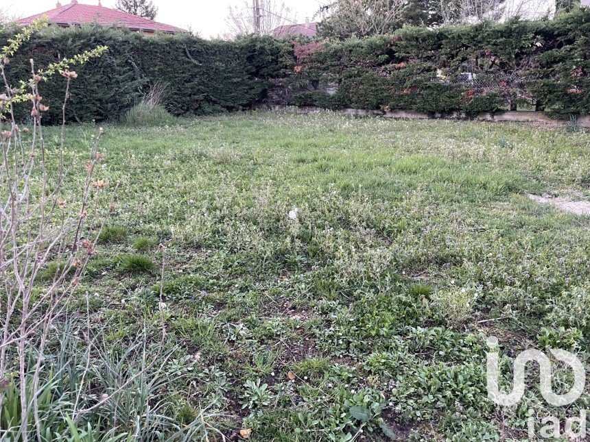 Land of 1,193 m² in Chassieu (69680)