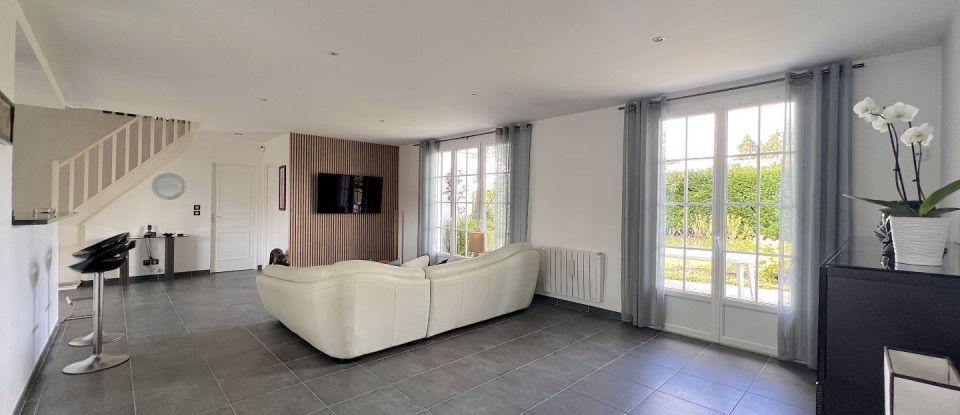 House 6 rooms of 158 m² in Férolles-Attilly (77150)