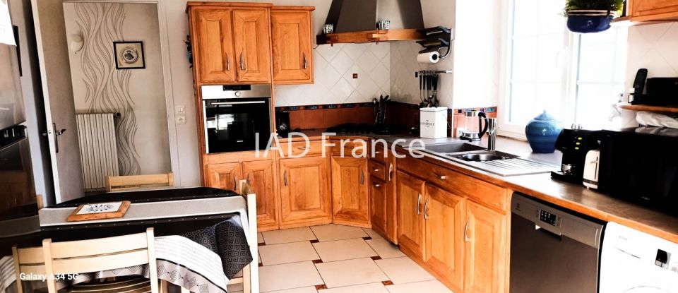 Village house 5 rooms of 152 m² in Crespières (78121)