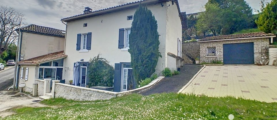 Maison traditionnelle 11 pièces de 310 m² à Chalais (16210)