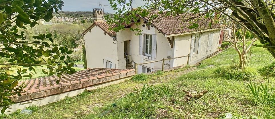 Maison traditionnelle 11 pièces de 310 m² à Chalais (16210)