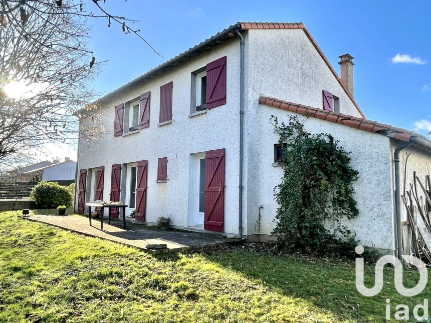 Traditional house 8 rooms of 127 m² in Saint-Georges-lès-Baillargeaux (86130)