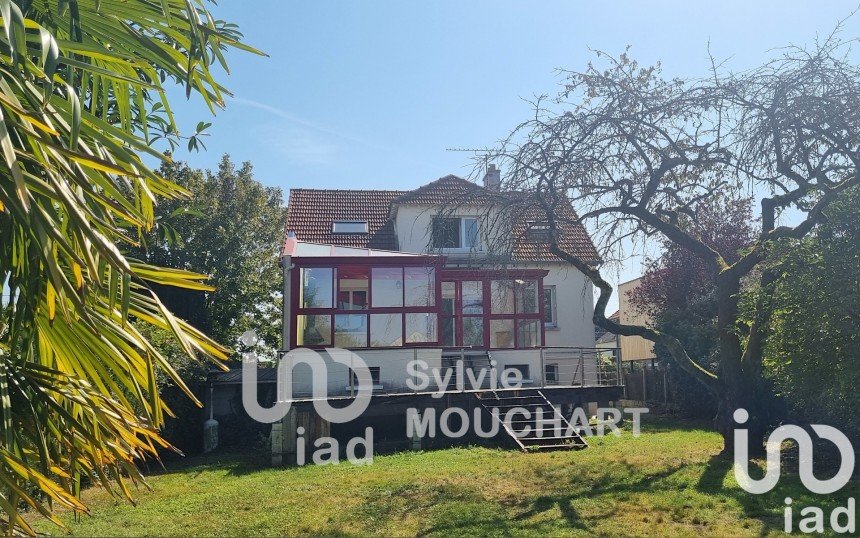 Maison traditionnelle 9 pièces de 172 m² à Le Mesnil-Saint-Denis (78320)
