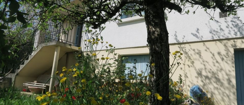 House 4 rooms of 74 m² in Saint-Savin (86310)