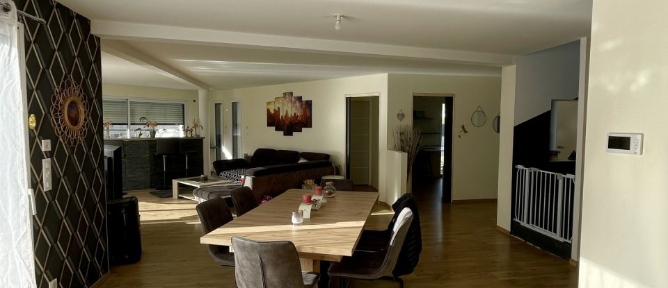Maison 10 pièces de 213 m² à Plonéour-Lanvern (29720)