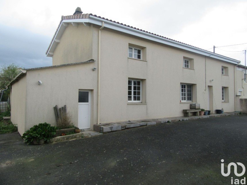 House 5 rooms of 120 m² in Cirières (79140)