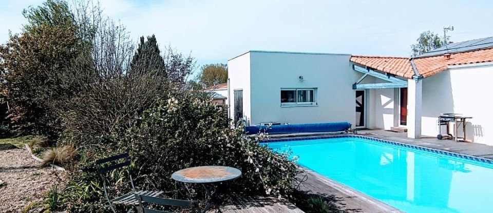 House 7 rooms of 200 m² in Saintes (17100)