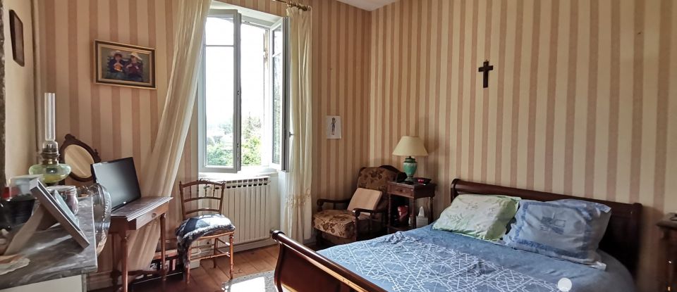 Longere 7 rooms of 207 m² in Saint-Yzan-de-Soudiac (33920)