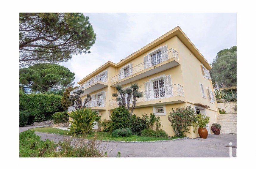 House 8 rooms of 386 m² in Nice (06100)