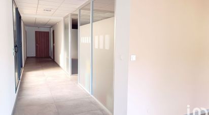 Offices of 902 m² in Francheville (69340)