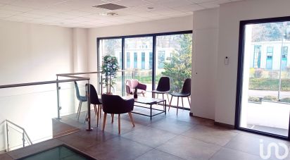 Offices of 902 m² in Francheville (69340)