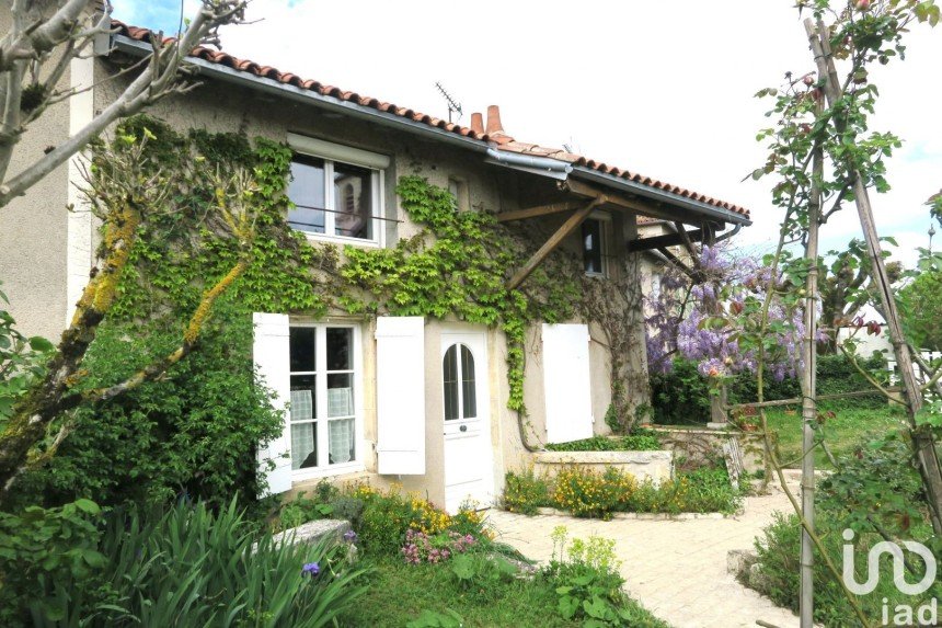 House 6 rooms of 172 m² in Jardres (86800)