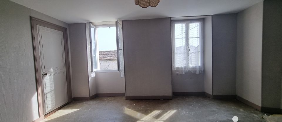 Maison 7 pièces de 120 m² à Douzat (16290)