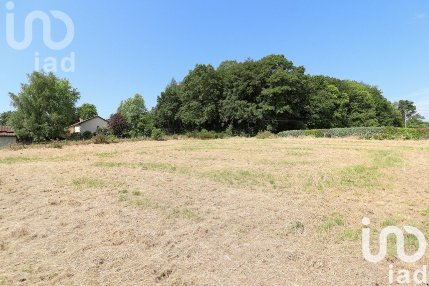 Land of 1,826 m² in Chaptelat (87270)