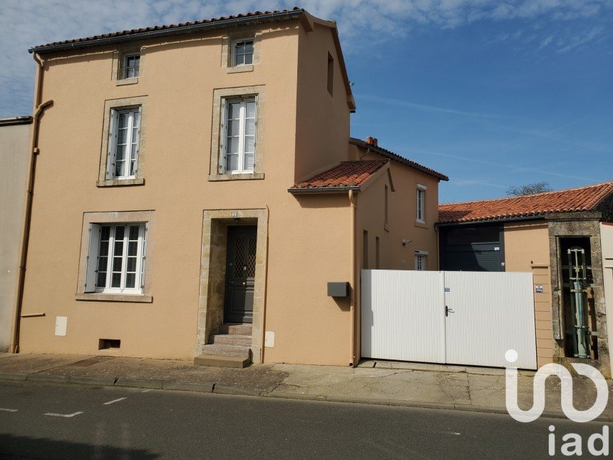 Vente Maison 170m² 6 Pièces à La Châtaigneraie (85120) - Iad France